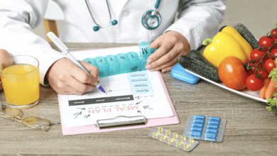 Arzt schreibt auf einem Formular zur Behandlung von Histaminintoleranz.