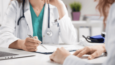 Ärztin berät Patientin bei Histaminintoleranz-Diagnose.