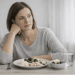 Histaminintoleranz und Nährstoffe Frau nachdenklich beim Essen