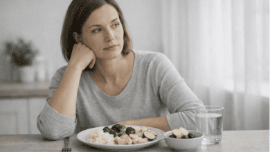 Frau nachdenklich beim Essen